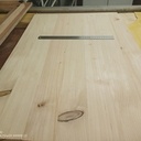 Table mobile en chevrons de pin pour une mortaiseuse