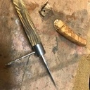 Restauration du couteau de son fils.