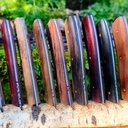 10 couteaux à viande sur présentoir en bouleau