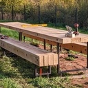 Une table d'extérieur