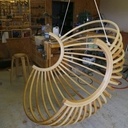 Un fauteuil boule suspendu