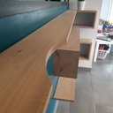 Une longue étagère zigzag sur trois murs