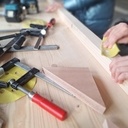 De simples échasses avec de simples Corn Hole