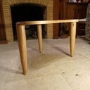 Une paire de tables basses