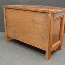 Commode miniature en noyer, copie d'un modèle alsacien du XVIII ème