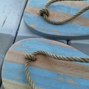 Décoration murale tong en bois