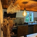 Toit d'îlot en chêne et châtaignier, touches de métal.