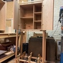 Un cabinet en chêne et des charnières custom en laiton