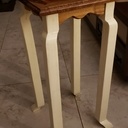 Petite table d'appoint avec pieds galbés