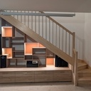 Bibliothèque en chêne sous escalier - premier projet