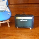 Une guitare miniature et son ampli