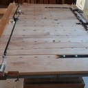 Porte cloutée à lames croisées