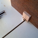 je fabrique des peigne à la scie circulaire dans des pièces de bois.