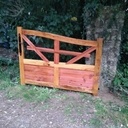 Un portail en cèdre et sequoia ... aux outils à main.