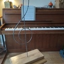 Clef de sol socle chêne et métal