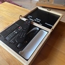 Boite à télécommandes avec articulation en rondelles laiton