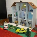 Maison Playmobil et poupée (Lumière à tous les étages !)