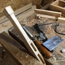 Une scie de charpentier.