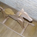 Maël, le cheval à bascule