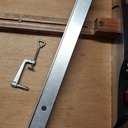 Planche à recaler et sa butée à angle réglable