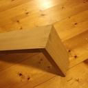 en même temps, faut relativiser, faut bien commencer à un moment... chez moi pour l'instant, c'est quand mieux avec un gabarit, une défonceuse, et les bagues de copiages qui vont bien. Quoique, ici, c'est du semi-défonceuse, y'a un peu de scie à chantourn