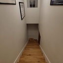 Habillage escalier béton en chêne et son claustra