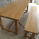 Une table de salle à manger et son banc