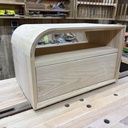 Une paire de chevets modernes en frêne