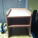 Le module table à langer qui sèche sur la table du salon...