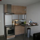 Après l'agence de voyage, une cuisine atypique avec une partie sous un escalier