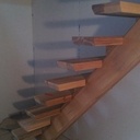 Escalier droit a limon central en chêne rouge .