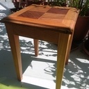Petit tabouret avec assise plaquée