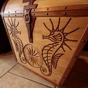 Coffre à jouets, chêne et cuir.