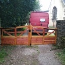 Un portail en cèdre et sequoia ... aux outils à main.