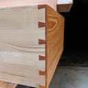 Queues d'aronde recouvertes en façade des tiroirs