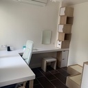 Aménagement d'une chambre avec son lit, son armoire, son bureau, sa coiffeuse et sa banquette...