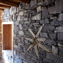 Montée d'escalier avec mélange de bois et pierre