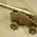 Affût de canon en noyer, venis aspect ciré.