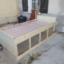 Un lit d'enfant surélevé