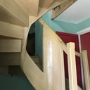 Escalier débillardé ou plutôt à noyau.