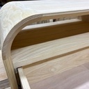 Une paire de chevets modernes en frêne