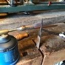 La soie est chauffée puis le manche est mis en place