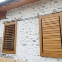 Volets coulissants à lames orientables