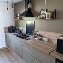 Conception et réalisation d'une cuisine en Valchomat Kaki/ mélaminé blanc et chêne