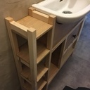 Petit meuble sous un lave-main dans les toilettes