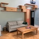 Le Meuble suspendu au dessus du Canapé