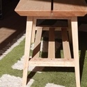 Petit banc en frêne aux outils à main