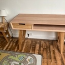 Avec sa petite sœur, la table de chevet