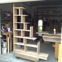 Bibliothèque sous escalier