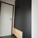 Placard vestiaire dans une petite entrée.